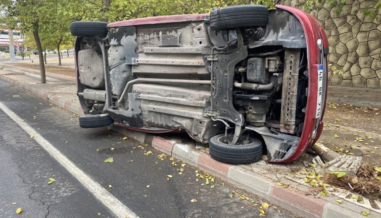Kaldırımdaki ağaca çarpan araç yan yattı