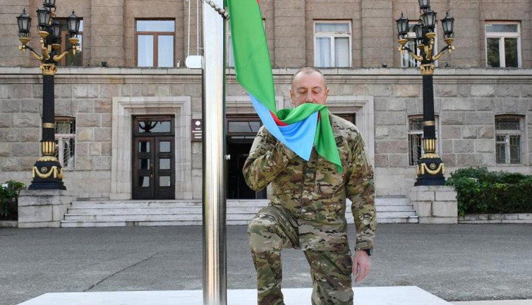Karabağ'daki Hankendi'de Azerbaycan bayrağı göndere çekildi