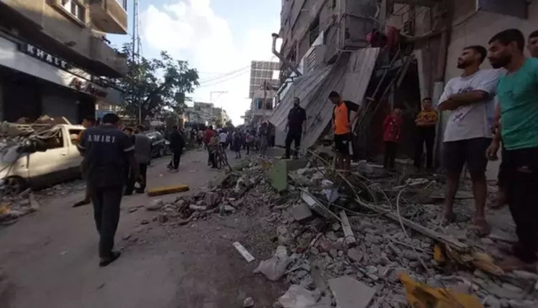 Gazze Şeridi’nde toplu mezarlar kazılıyor