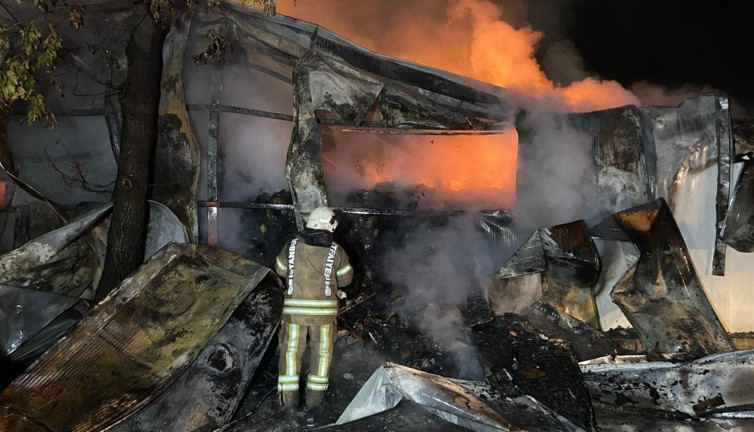 Çatalca’da kömür jeli üretimi yapan fabrika alev alev yandı