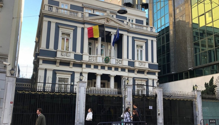 Yanlış kişiye atılan mesaj konsolosluğu karıştırdı