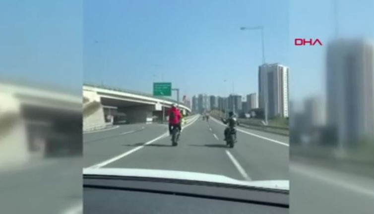 Hem kendi hem de başkalarının canını hiçe saydılar! Motosiklet üzerinde ölümüne yolculuk