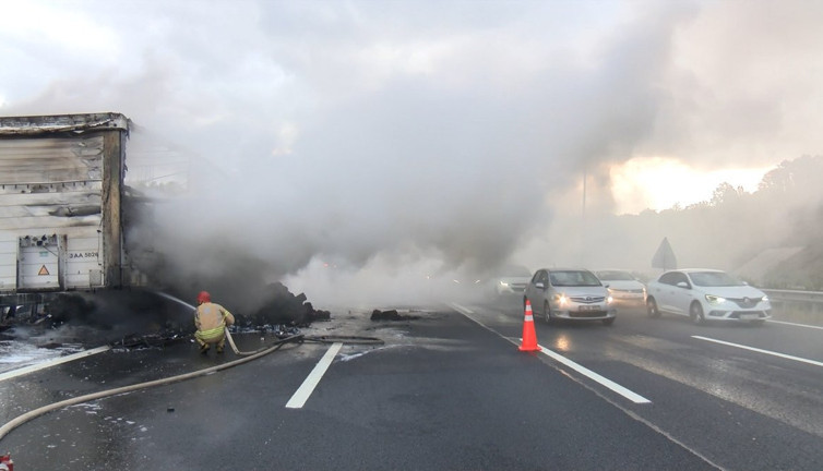 Kumaş yüklü tır alev alev yandı. Otoyol dumana boğuldu