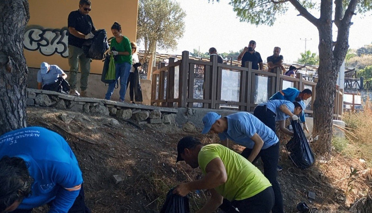 Kuşadası Botanik Parkında tam bir kamyon çöp toplandı