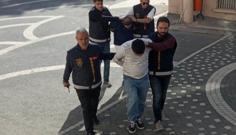 Kiralık araçla yakalanan zehir tacirleri uyuşturucuları çoraba saklamış