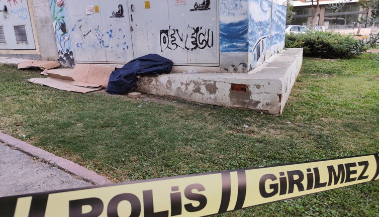 Kuşadası'nda evsiz bir kişi parkta ölü bulundu