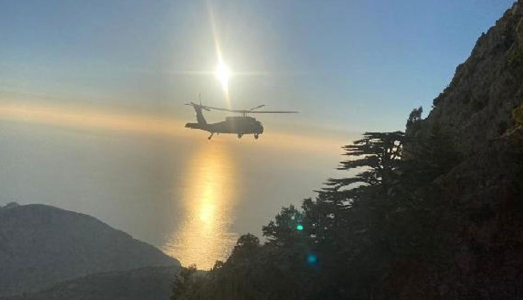 Kayalıklara düşen Belaruslu paraşütçü askeri helikopterle kurtarıldı