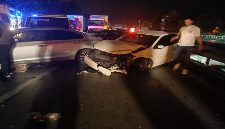 TEM'de onlarca araç birbirine girdi; İstanbul istikameti trafiğe kapalı