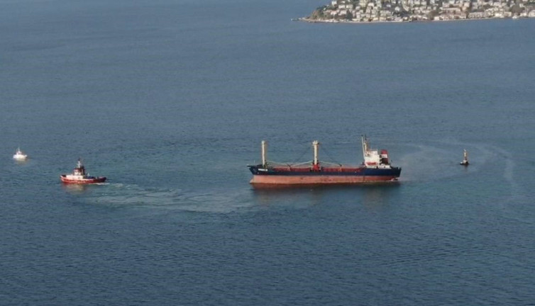 İstanbul Boğazı'nda karaya oturan gemi kurtarıldı
