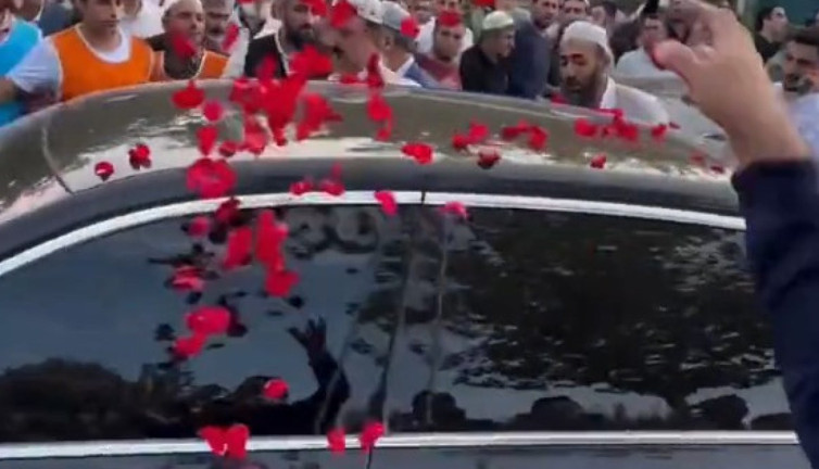 Kamu görevlisi menzil şeyhini güllerle karşıladı. Yeni şeyh 12 milyon liralık aracıyla dergaha gitti
