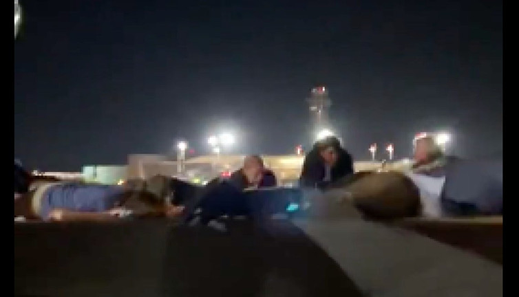 Almanya Başbakanı Scholz Tel Aviv'de saldırı sirenleri çalınca ekibiyle yere yattı