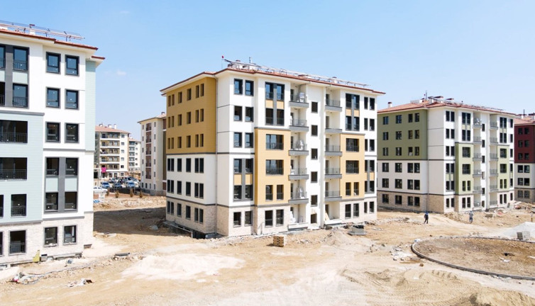 Gaziantep'te 24 bin 977 afet konutu ve köy evinin yapımı hızla sürüyor