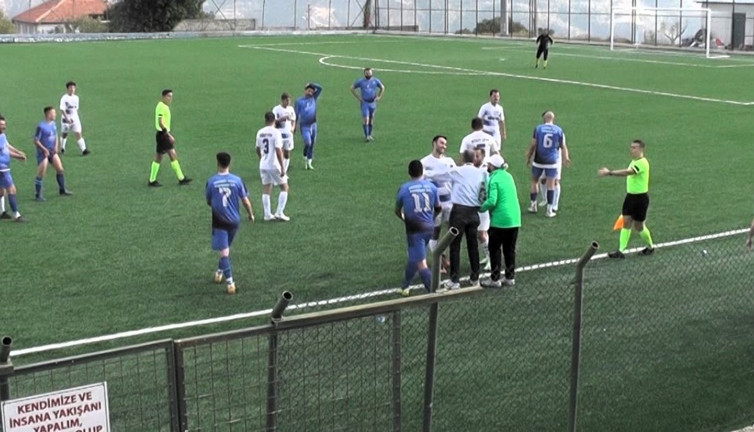 Amatör kümede savaş çıktı. Futbolcu rakip hocanın yüzüne top fırlattı