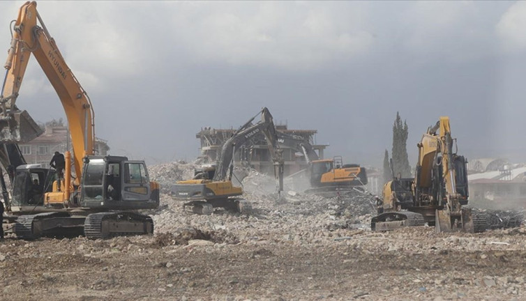Depremlerde ağır hasar alan 6 bina kontrollü yıkıldı