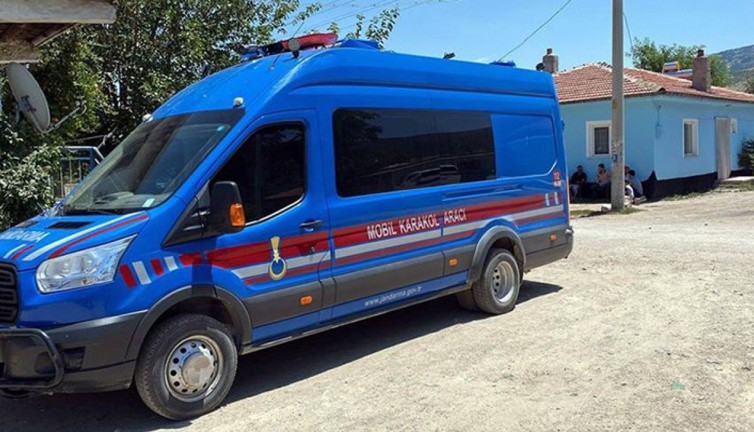 Kafasına vura vura öldürdü. Karısıyla birlikte yakaladığı erkeğe yaptıklarına kimse inanamadı