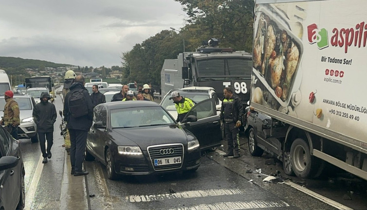 Üsküdar’da TOMA'nın da bulunduğu 14 araç birbirine girdi