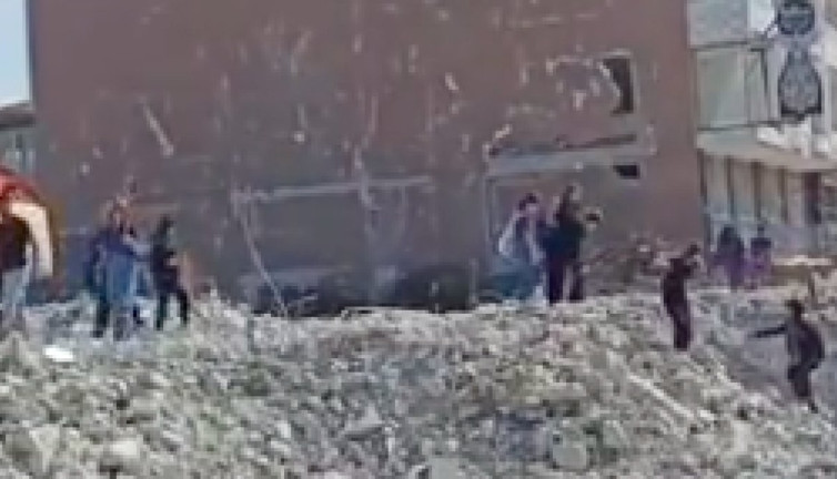 Depremin üzerinden neredeyse 7 ay geçti. Samandağ'da öğrenciler okul çıkışı yıkıntıların üzerinden yürümeye çalışıyor!