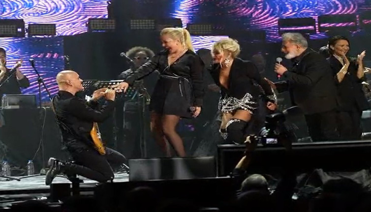 Ajda Pekkan vokalistini gitarcısına kaptırdı