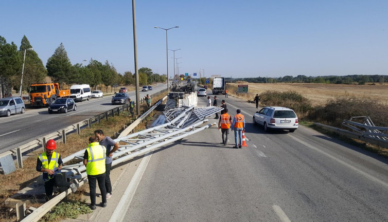 Hafriyat kamyonunun açık kalan damperi yön levhasına çarptı