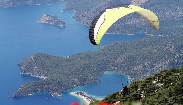 Kelebekler Vadisi'nde kayalıklara düşen paraşüt pilotu hayatını kaybetti