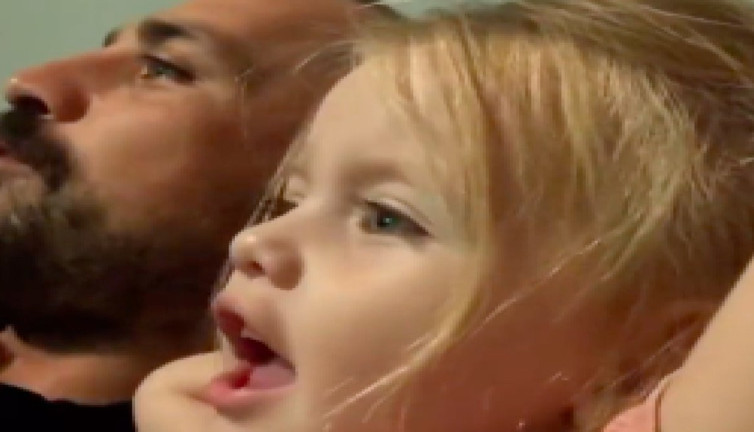 Baba ile küçük kızın maç keyfi...