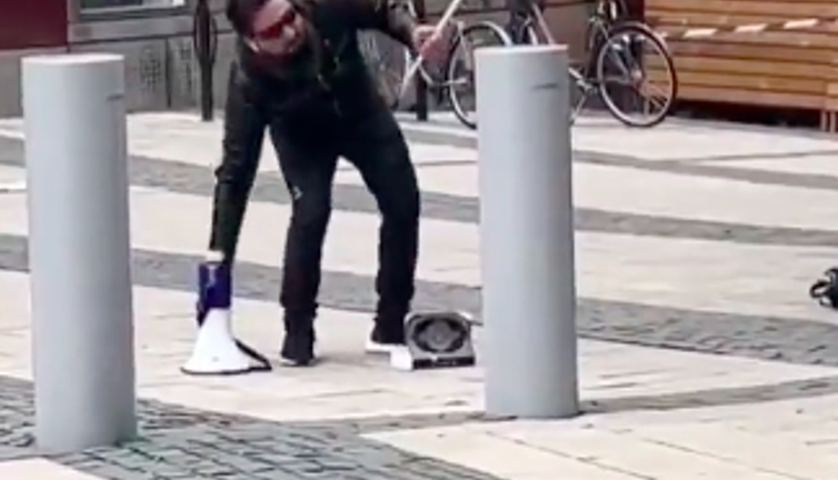 Kur'an yakan Salwan Momika bu sefer elinde İsrail bayağıyla Kur'an'ın üstüne bastı