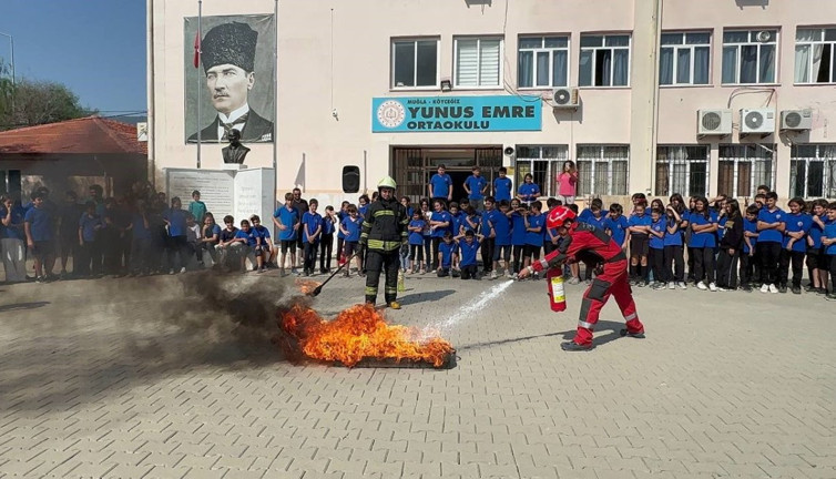 Miniklere yangın anı ve söndürme eğitimi verildi