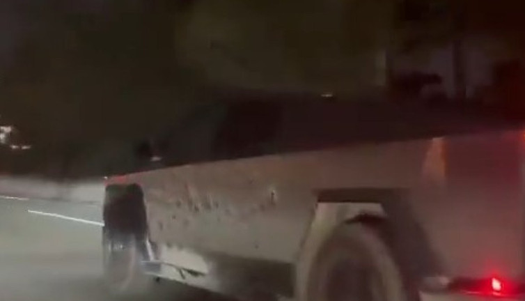 Elon Musk yeni aracına kurşun yağdırdı