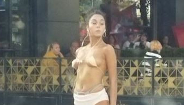 Bağdat Caddesi'nde kaz adımlarla yürüyen bikinili kadın ortaya çıkı. Herkes 17.30'da pencereye koşuyordu