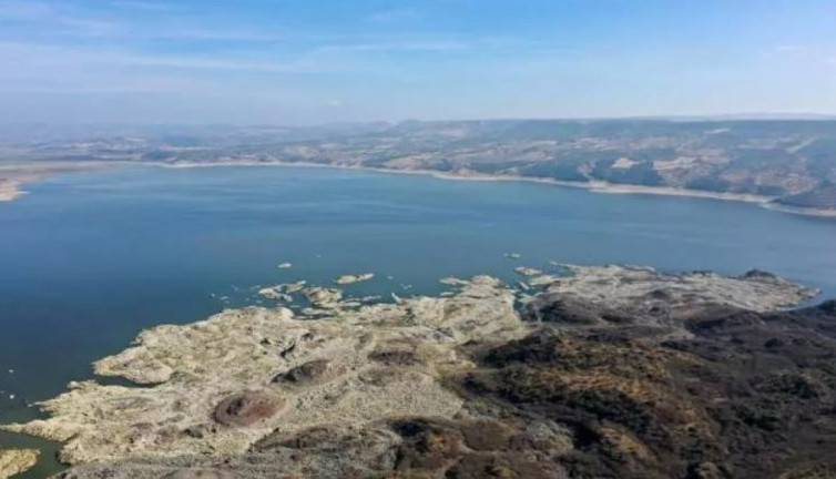 16 bin yıl önce püskürdü Demirköprü Barajı’nın suyu çekilince göründü. Kara olan rengi beyaza döndü