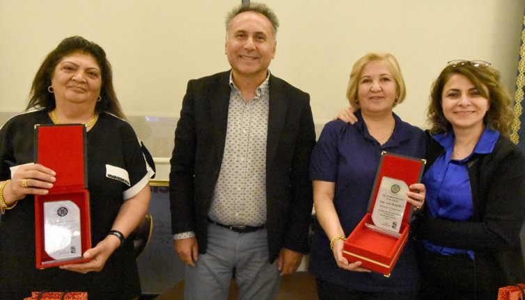 40 yıllık hemşirelere veda yemeği verilip plaket takdim edildi