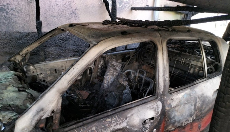 İmamın otomobilini ateşe verdi