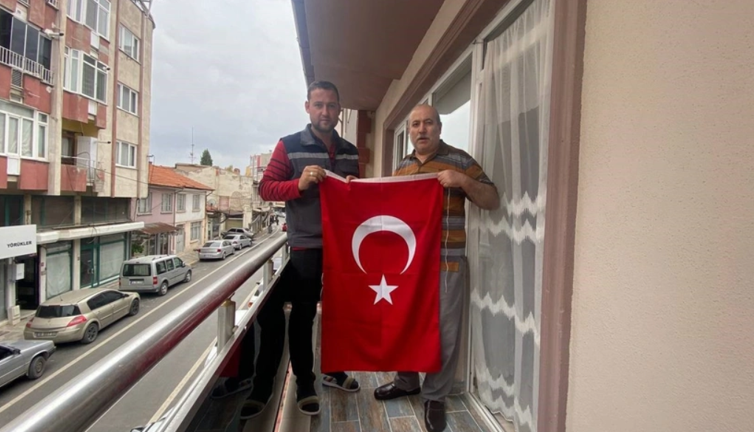 Bayrak asan dayı yıllar sonra ortaya çıktı