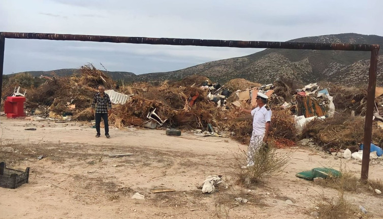 Datça'da futbol sahası belediyenin çöplüğüne döndü. İbibik ortaya çıkardı. Sedat Kaya yazdı