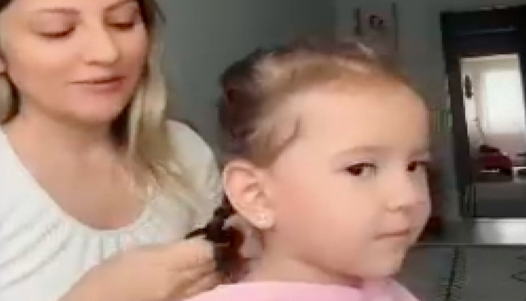 5 yaşındaki Kumsal Atatürk'ün sesini duyunca duygulandı