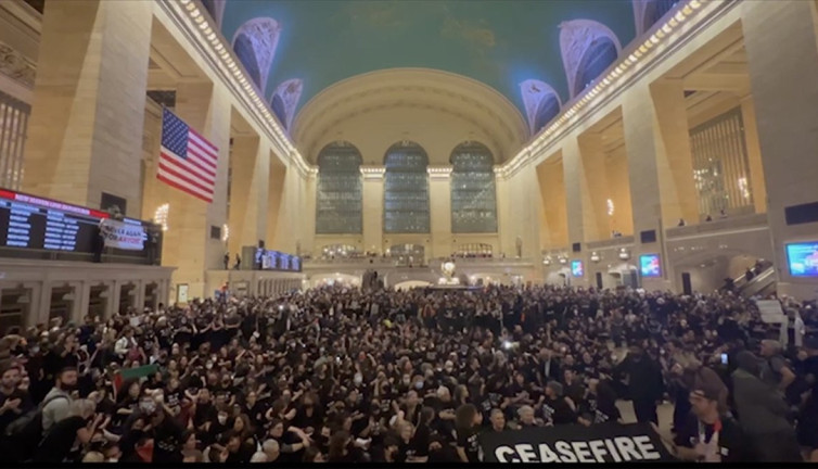 ABD’li Yahudiler'den Gazze için 'ateşkes' çağrısı. New York’ta tren istasyonunu işgal ettiler