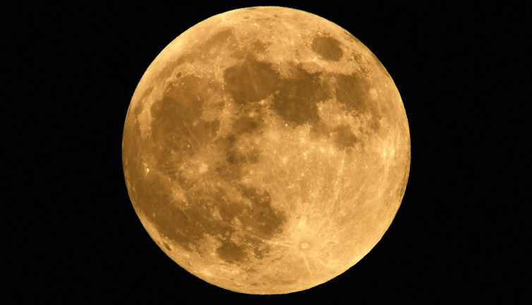 ‘Süper Ay’ Ahlat semalarında kartpostallık manzara oluşturdu