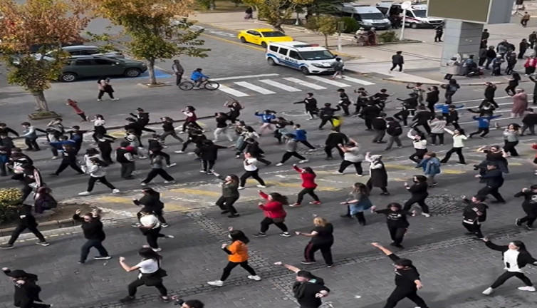 Cumhuriyet’in 100. yılında Uşak’ta binlerce kişi zeybek oynadı