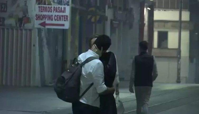 Ünlü oyuncuların aşk gecesi! İstiklal Caddesi'nde dudak dudağa görüntülendiler
