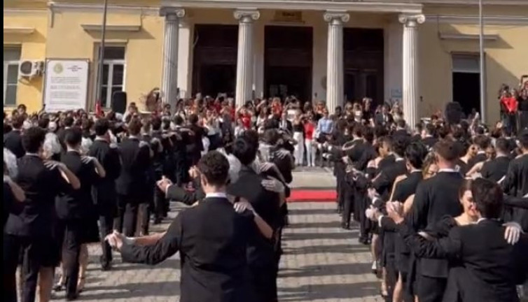Atatürk Lisesi öğrencilerinden Cumhuriyet'in 100. yılına özel vals gösterisi