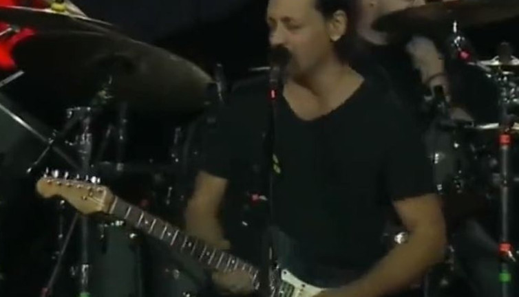 Duman'ın solisti içerim ben bu akşam şarkısını Atatürk'le bağdaştırdı. Böyle anons yapılır mı