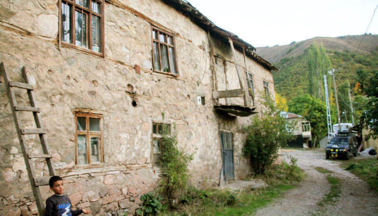 100 yıllık tarihi evde 49 yıldır asılıydı. Gören duygu patlaması yaşıyor