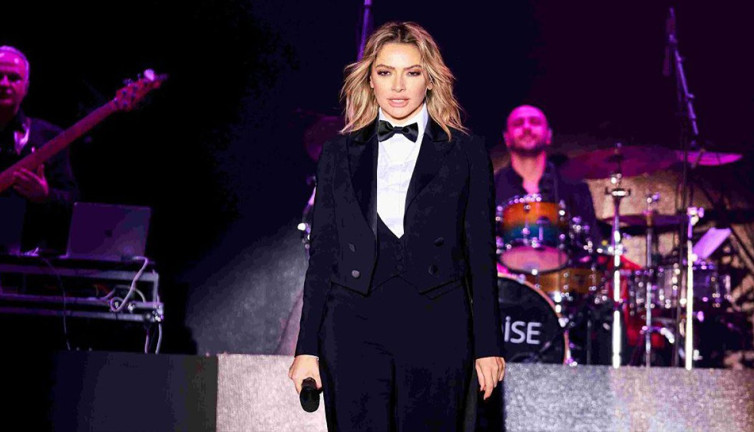 Hadise Atatürk’ün kıyafetleriyle sahneye çıktı