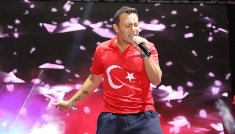 Mustafa Sandal'a konserinde oğlu Yaman eşlik etti. Babasına söylediği söz dikkat çekti