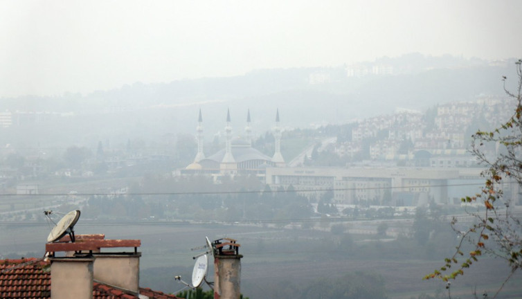 Sakarya'da sabah saatlerinde başlayan sis etkili oluyor