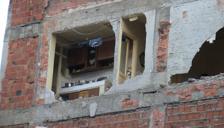 Zeytinburnu'nda bina yıkıldı, yan apartman duvarsız kaldı