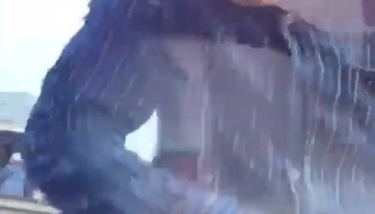 Trafik magandası korna çalan aracı defalarca yumrukladı