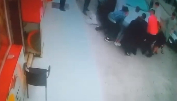 Korkunç kaza kamerada. Şakalaşan çocuklar otomobilin altında kaldı