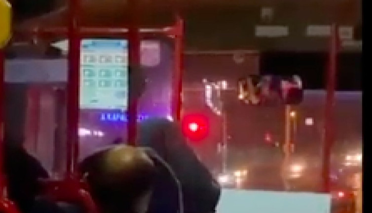 Dolmuşta yüksek sesle dua dinleyen kadın, şoförü çileden çıkardı: "Ablacım amin, amin. Hepsine amin ya!"