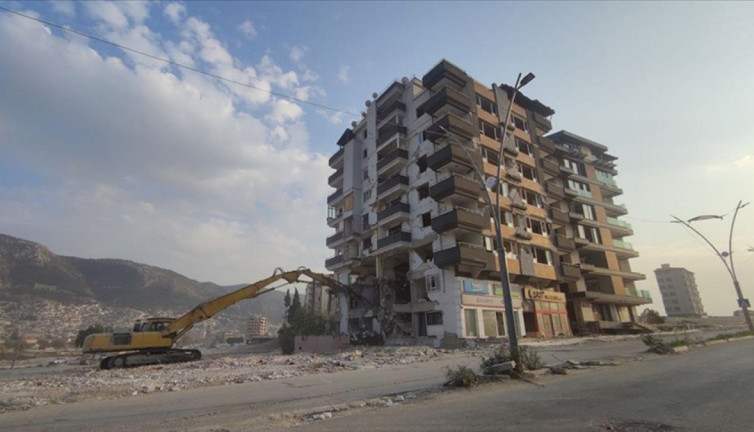 Ağır hasarlı 4 bina kontrollü yıkıldı